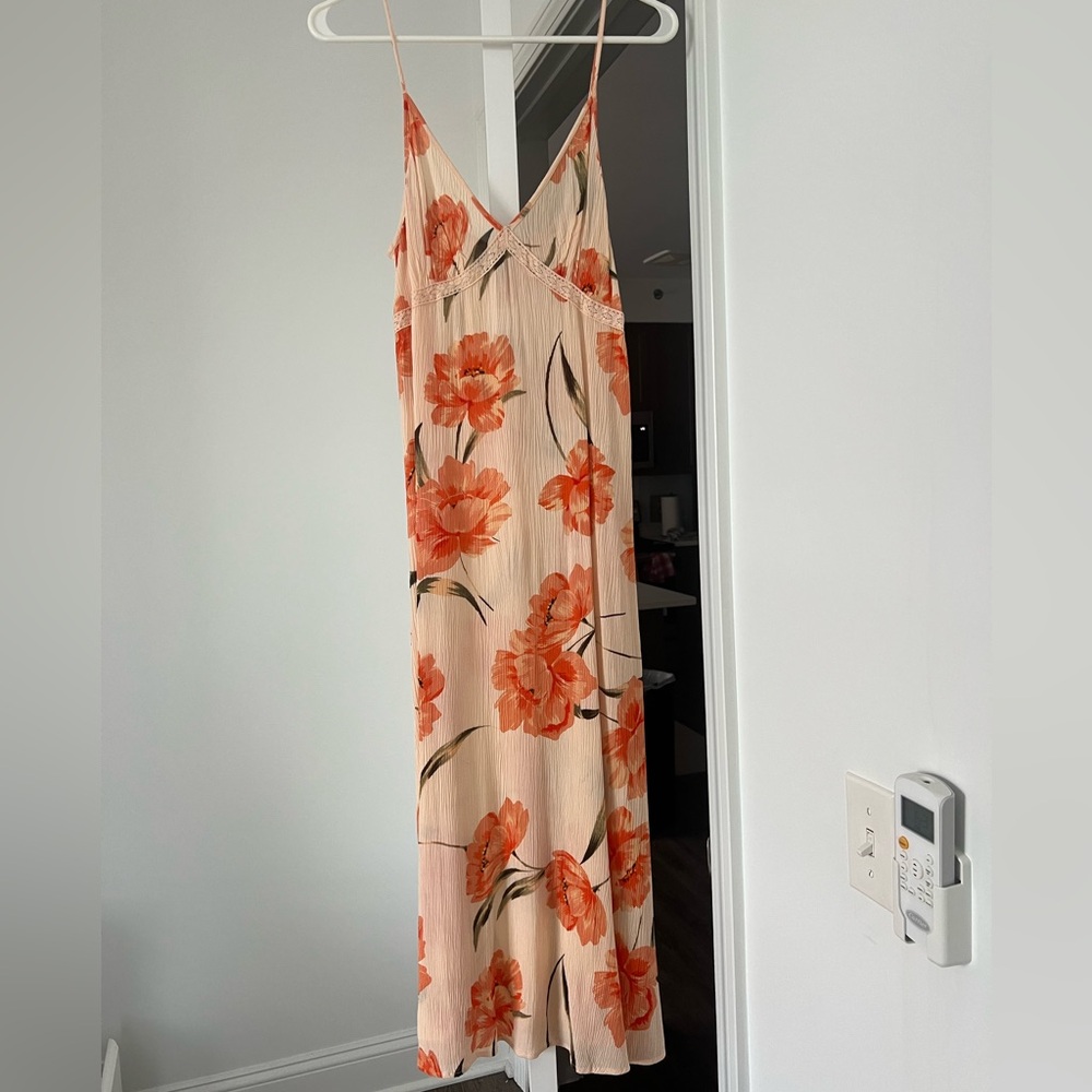Peach and orange floral midi dress #floralmidi